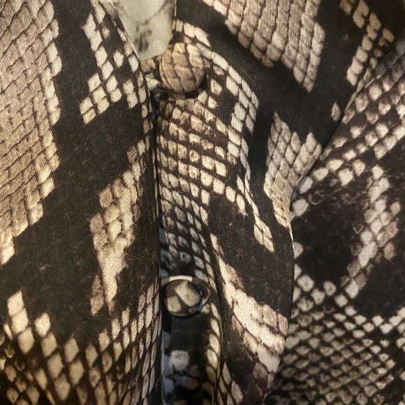 Jones New York blouse snake print size 2p used once - Picture 4 of 5